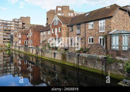 Propriétés résidentielles à St Katharine Docks and Marina à Londres, Angleterre Royaume-Uni Banque D'Images