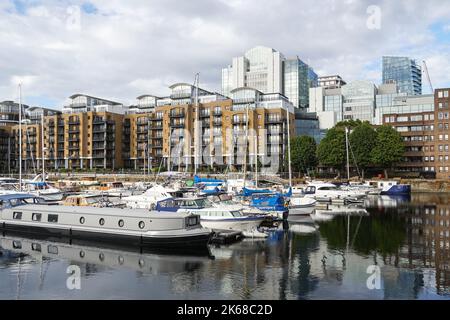 Propriétés résidentielles à St Katharine Docks and Marina à Londres, Angleterre Royaume-Uni Banque D'Images