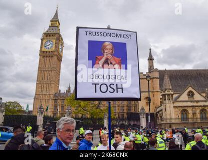 Londres, Royaume-Uni. 12th octobre 2022. Un manifestant moque 'Trussonomics' sur la place du Parlement. Des manifestants anti-conservateurs se sont rassemblés à Westminster alors que Liz Truss était confronté à des QPM. Credit: Vuk Valcic/Alamy Live News Banque D'Images