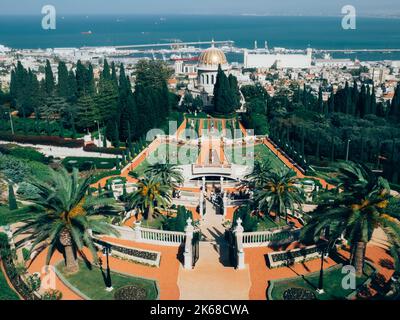 Israël, Haïfa, Marh, 22, 2016 - vue imprenable sur les magnifiques jardins de Bahai sur le fond de la ville de Haïfa et de la mer Méditerranée. Haïfa Banque D'Images