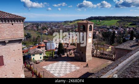 Tour de l'horloge de Castelvetro di Modène, Emilia Romagna, Italie Banque D'Images