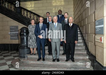 Le roi Philippe - Filip de Belgique pose une photo de groupe avec les lauréats, lors de la cérémonie de remise du prix Rousseuw pour les statistiques, décerné par la fonderie Roi Baudouin/Boudewijn, à l'université KU Leuven, le mercredi 12 octobre 2022. BELGA PHOTO HATIM KAGHAT Banque D'Images