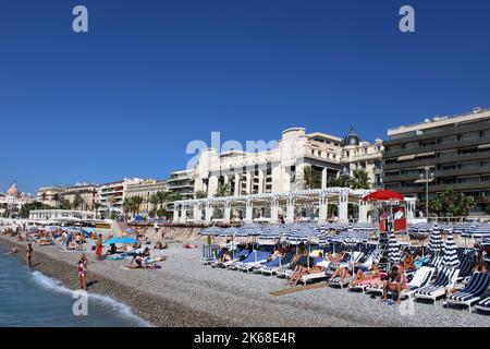 Vue sur la plage de Ruhl Plage et le célèbre Palais de la Méditerranée le long de la Promenade des Anglais à Nice sur la Côte d'Azur en France. Banque D'Images