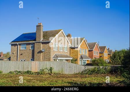 maison individuelle des années 1970 avec panneaux solaires par une journée ensoleillée Banque D'Images