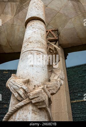 Jesús au Portail sur la façade de la passion de la Sagrada Familia, Eglise de l'expiation de la Sainte famille, Antoni Gaudi, Barcelone, Catalogne, SPAI Banque D'Images