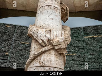 Jesús au Portail sur la façade de la passion de la Sagrada Familia, Eglise de l'expiation de la Sainte famille, Antoni Gaudi, Barcelone, Catalogne, SPAI Banque D'Images