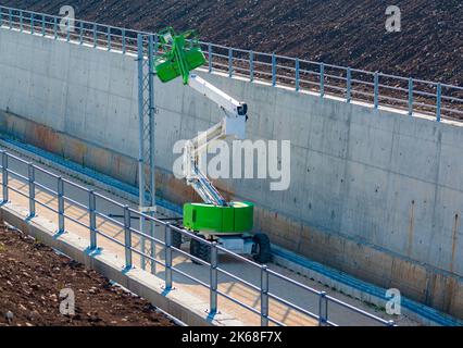 Plate-forme aérienne automotrice articulée avec moteur diesel utilisé dans la construction d'une nouvelle ligne de chemin de fer Banque D'Images