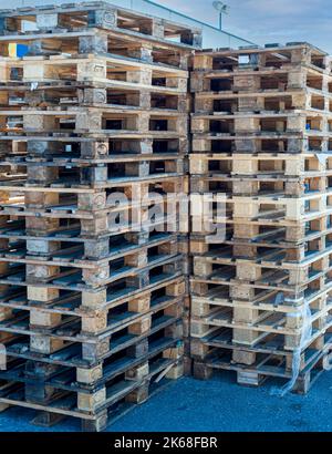 Piles de palettes de fret de type euro utilisées Banque D'Images