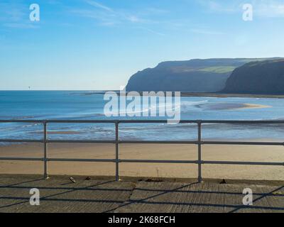 Le mur du port à Skinningrove reste de la jetée autrefois utilisée par les ouvrages d'acier, vue vers le sud montrant les falaises de Boulby Banque D'Images