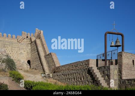 Mauer der Narikala Festung, Nariqala Festung, Glockenturm der St. Nikolaus Kirche, auf dem Sololaki-Gebirgskamm über der Altstadt, Tiflis, Georgi Banque D'Images