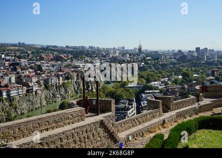 Panorama von Tiflis, vorne die Mauer der Narikala Festung, der Glockenturm der St. Nikolaus Kirche, dahinter die Altstadt mit dem Fluß Kura, Tiflis Banque D'Images