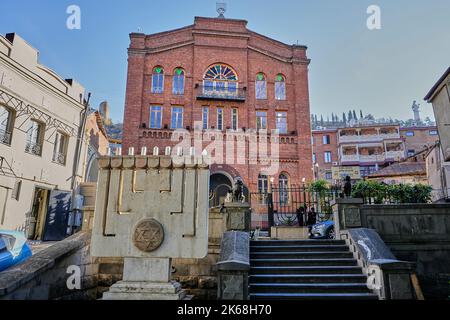 Große Synagoge, hinten rechts Häuser der Altstadt und die Statue Kartlis Deda, Mutter Georgiens, Altstadt, Tiflis, Georgien Banque D'Images