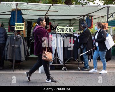 Les acheteurs de Walthamstow High Street, Londres, Royaume-Uni, avec des panneaux de livre sterling avec des prix Banque D'Images