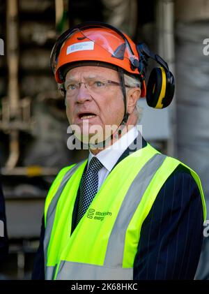 Stockholm, Suisse. 12th octobre 2022. Roi Carl Gustav de Suède à Stockholm Exergi à Stockholm, on 12 octobre 2022, il fournit de l'électricité ainsi que des services de chauffage, de refroidissement et de gestion des déchets pour la région de Stockholm, au cours des 2nd d'un 3 jours Statevisit des pays-Bas à la Suède crédit: Albert Nieboer/pays-Bas OUT/point de vue OUT/dpa/Alay Live News Banque D'Images