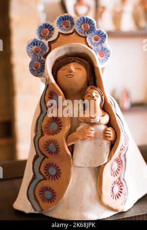 Maître Artisan Rosa Maria Jerez est célèbre pour ses figurines religieuses en argile dans la ville de Raquira, en Colombie Banque D'Images