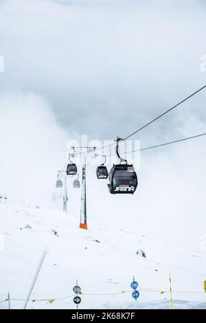 Slovaquie, Jasna - 3 février 2022 : station de ski de cabine de télésiège Banque D'Images