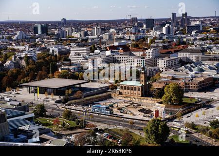 Berlin, Allemagne. 12th octobre 2022. Vue sur la Nouvelle Galerie nationale (l) et le site de construction du Musée du 20th siècle au Kulturforum. Credit: Paul Zinken/dpa/Alay Live News Banque D'Images