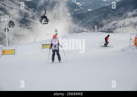 Slovaquie, Jasna - 3 février 2022 : les skieurs mangent sur le sommet de la pente Banque D'Images