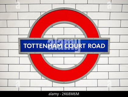 Panneau indiquant la station de métro Tottenham court Road. Londres, Royaume-Uni Banque D'Images