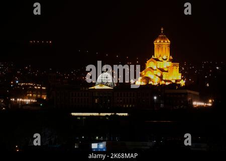 Tiflis BEI Nacht, vorne der Präsidentenpalast, rechts die hell erleuchtete Sameba-Kathedrale, Tiflis, Georgi Banque D'Images