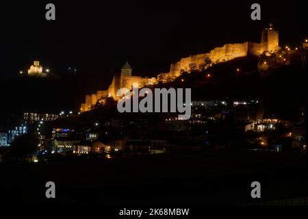 Tiflis BEI Nacht, vorne die Altstadt, hinten die Mauern der Festung Nariqala, Sameba-Kathedrale, Tiflis, Georgi Banque D'Images