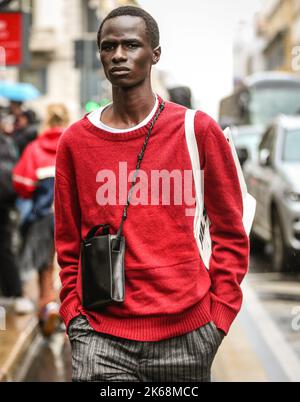 MILAN, Italie- 24 septembre 2022: Hommes dans la rue à Milan. Banque D'Images