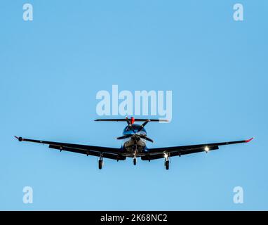 Un grand avion de fuselage en métal débarque à l'aéroport de sabadell. Ci-dessous dans l'image Banque D'Images