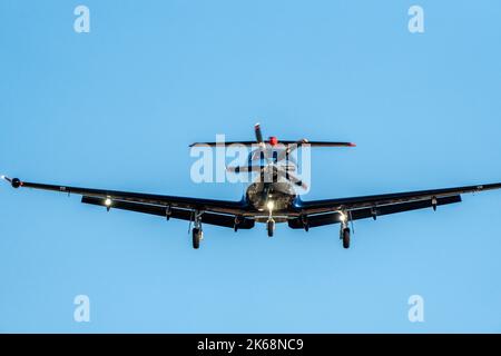 Un grand avion de fuselage en métal débarque à l'aéroport de sabadell. Banque D'Images