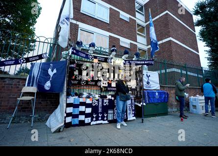 Marchandise en vente avant le match de l'UEFA Champions League Group D au Tottenham Hotspur Stadium, Londres. Date de la photo: Mercredi 12 octobre 2022. Banque D'Images