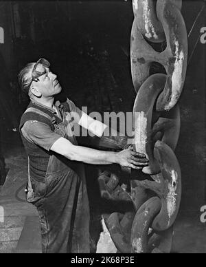 Le producteur de chaîne Vic Hill avec la chaîne d'ancrage pour Q4 paquebots d'océan à l'usine de British Tayco à Brierley Hill en 1966 Banque D'Images