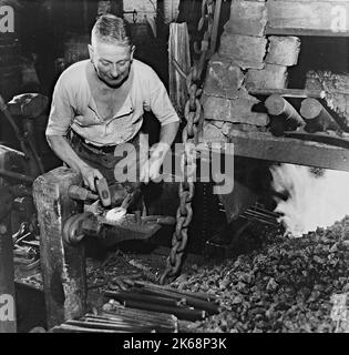 Joseph Bloomer, chaîne de fabrication, travaille dans une usine de chaîne à Quarry Bank en 1966 Banque D'Images