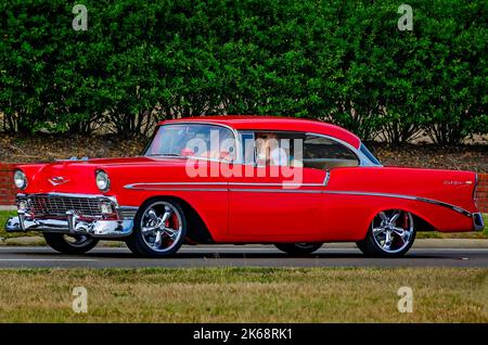 Un bel Air 1956 de Chevrolet fait le tour de l'autoroute 90 au cours du festival annuel de voitures anciennes Cruisin de la côte 26th, le 8 octobre 2022, à Biloxi, Mississippi. Banque D'Images