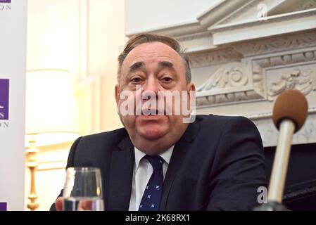 Alex Salmond met en garde le SNP complot pour sécuriser IndyRef2 est une stratégie à haut risque et va se retourner contre le parti prévoit de garantir le droit légal de tenir un référendum d'indépendance par la Cour suprême du Royaume-Uni . Il a dit que le vote devrait être décidé par le peuple écossais . Il a également dit s'ils perdent l'affaire par la Cour suprême du Royaume-Uni les paroles du Lord Advocate régleraient l'affaire pour tout le temps. Il a dit pourquoi voulez-vous que cette affaire soit réglée pour tout le temps ? Sauf si elle devait être réglée par le peuple écossais et non par la Cour suprême du Royaume-Uni . Alex Salmond a déclaré que le SNP a une absence de stratégie .. Banque D'Images