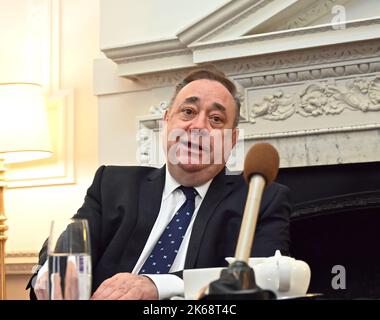 Alex Salmond met en garde le SNP complot pour sécuriser IndyRef2 est une stratégie à haut risque et va se retourner contre le parti prévoit de garantir le droit légal de tenir un référendum d'indépendance par la Cour suprême du Royaume-Uni . Il a dit que le vote devrait être décidé par le peuple écossais . Il a également dit s'ils perdent l'affaire par la Cour suprême du Royaume-Uni les paroles du Lord Advocate régleraient l'affaire pour tout le temps. Il a dit pourquoi voulez-vous que cette affaire soit réglée pour tout le temps ? Sauf si elle devait être réglée par le peuple écossais et non par la Cour suprême du Royaume-Uni . Alex Salmond a déclaré que le SNP a une absence de stratégie .. Banque D'Images