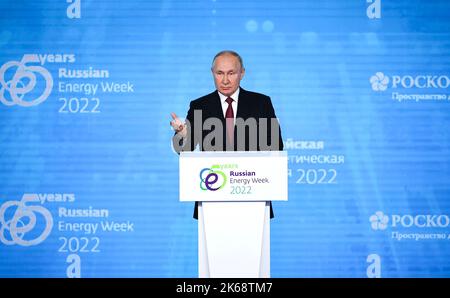 Moscou, Russie. 12th octobre 2022. Le président russe Vladimir Poutine prononce un discours lors de la session plénière du Forum international de la semaine russe de l'énergie, à Moscou, en Russie, mercredi, à 12 octobre 2022. Photo par Kremlin Pool/UPI Credit: UPI/Alay Live News Banque D'Images