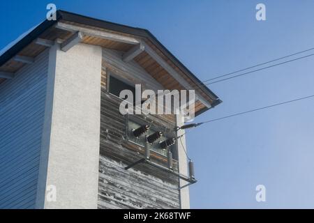 Câbles ou fils connectés à un bâtiment en montagne Banque D'Images