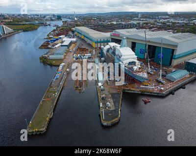 Glasgow, Écosse, Royaume-Uni. 12th octobre 2022. Vue de HMS Glasgow le premier navire de guerre anti-sous-marin de type 26 construit au chantier naval de BAE Systems à Govan, sur la rivière Clyde à Glasgow. BAE System prévoit un investissement de £100 millions et recrute près de 1 200 travailleurs supplémentaires dans sa division de construction navale au Royaume-Uni, dont 400 à Govan. Le chantier naval attend avec impatience dix ans d'ordres alors que les ministres se préparent à signer un accord pour cinq autres navires de classe 26. Iain Masterton/Alay Live News Banque D'Images