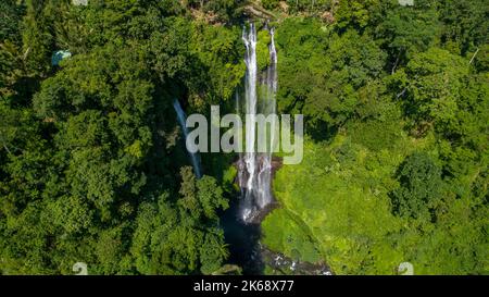 Cascade dans la forêt tropicale verte. Vue aérienne à couper le souffle de la triple cascade Sekumpul dans la jungle de montagne. Bali, Indonésie. Concept de voyage. Banque D'Images