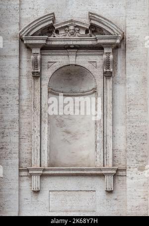 ROME, ITALIE - 01 DÉCEMBRE 2019 : détail architectural sur un bâtiment historique, à Rome, Italie Banque D'Images