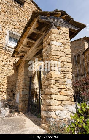 Ancienne propriété de village en pierre beige espagnole en été Banque D'Images