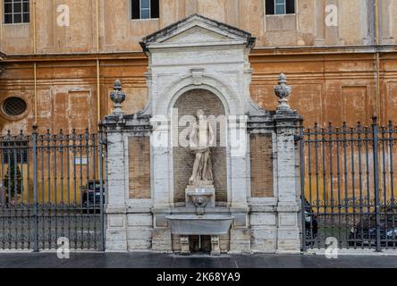 ROME, ITALIE - 05 DÉCEMBRE 2019 : Fontaine dans la cour intérieure du Musée du Vatican à Rome, Italie Banque D'Images