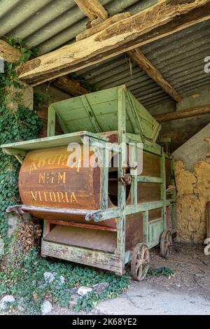 machine de fauchage vintage ombragée sous la voûte d'un bâtiment Banque D'Images