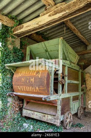 machine de fauchage vintage ombragée sous la voûte d'un bâtiment Banque D'Images