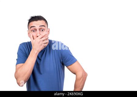 Homme couvrant sa bouche avec une expression surprise Banque D'Images