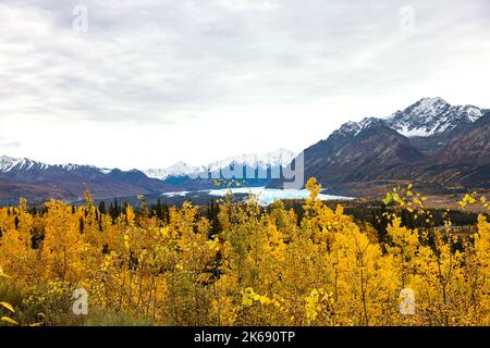 Glacier Matanuska, Alaska. Chaîne de montagnes avec toutes les couleurs d'automne et neige. Banque D'Images