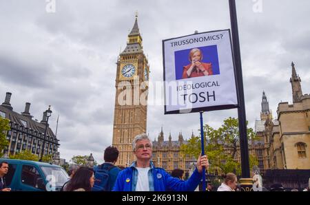 Londres, Royaume-Uni. 12th octobre 2022. Un manifestant tient un écriteau « Trussonomics » sur la place du Parlement. Des manifestants anti-conservateurs se sont rassemblés à Westminster alors que Liz Truss était confronté à des QPM. Credit: Vuk Valcic/Alamy Live News Banque D'Images