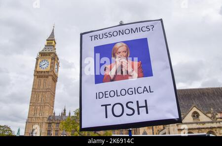 Londres, Royaume-Uni. 12th octobre 2022. Un manifestant tient un écriteau « Trussonomics » sur la place du Parlement. Des manifestants anti-conservateurs se sont rassemblés à Westminster alors que Liz Truss était confronté à des QPM. Credit: Vuk Valcic/Alamy Live News Banque D'Images