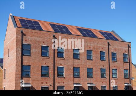 Nouveaux appartements modernes avec panneaux solaires sur le toit à Londres Banque D'Images