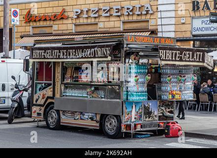 ROME, ITALIE - 01 DÉCEMBRE 2019 : camion de crème glacée, de fast-food et de bonbons à Rome, Italie Banque D'Images