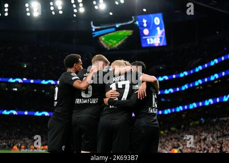 White Hart Lane, Royaume-Uni. 12th octobre 2022. Daichi Kamada (15), de l'Eintracht Frankfurt, fête avec ses coéquipiers après avoir atteint le but d'ouverture lors du match de la Ligue des champions de l'UEFA entre Tottenham Hotspur et Eintracht Frankfurt au stade Tottenham Hotspur, White Hart Lane, en Angleterre, le 12 octobre 2022. Photo de David Horn. Crédit : Prime Media Images/Alamy Live News Banque D'Images
